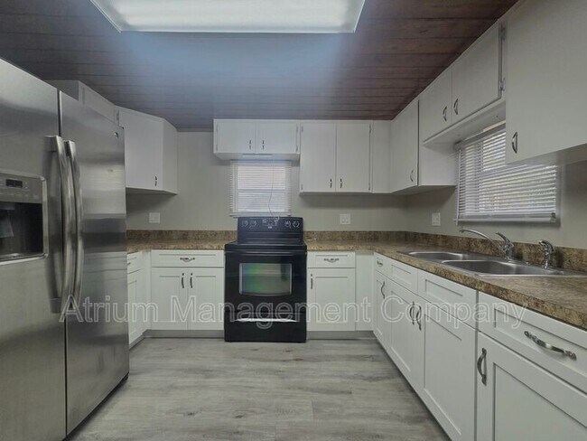 Foto del edificio - 7926 N Socrum Loop Rd