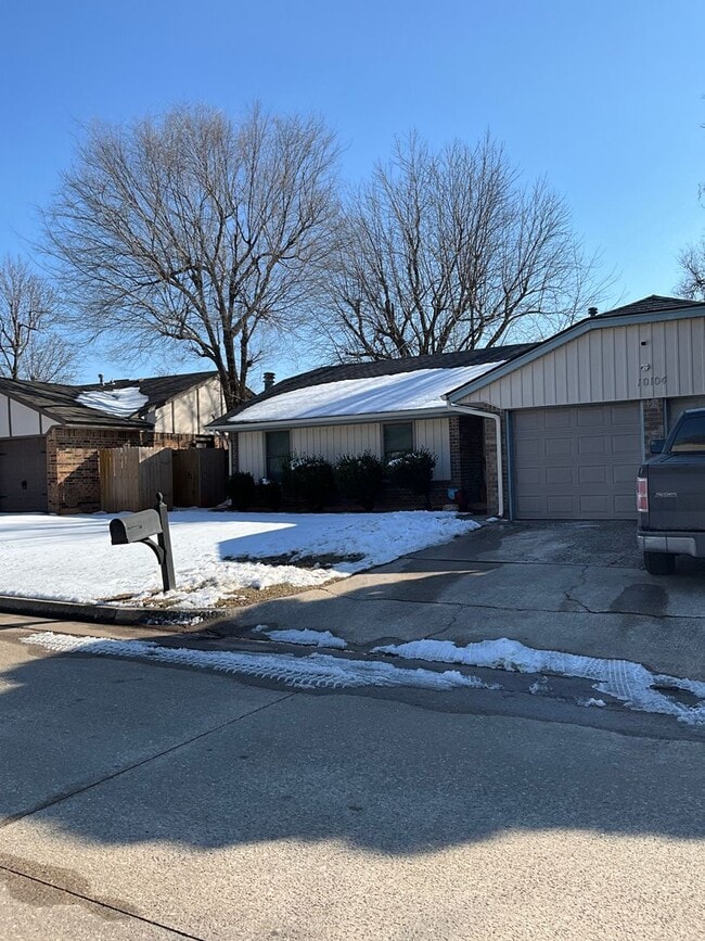 Building Photo - 10104 Isaac Dr