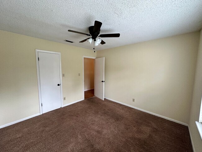 Building Photo - 3 Bedroom/2 Bath Townhouse in Excellent Lo...