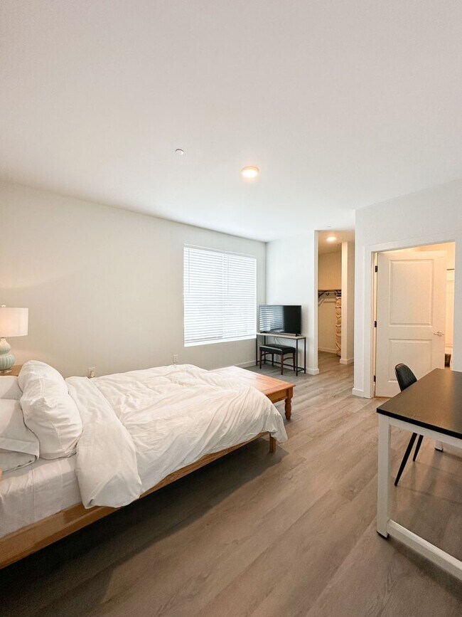 Building Photo - Furnished Residence