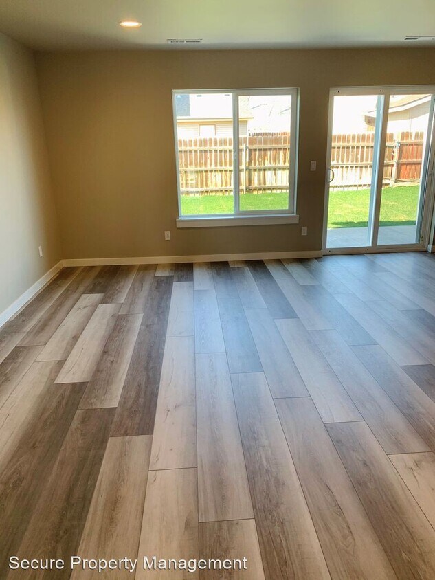Foto del edificio - 3 br, 2.5 bath House - 807 E Oregon Ave