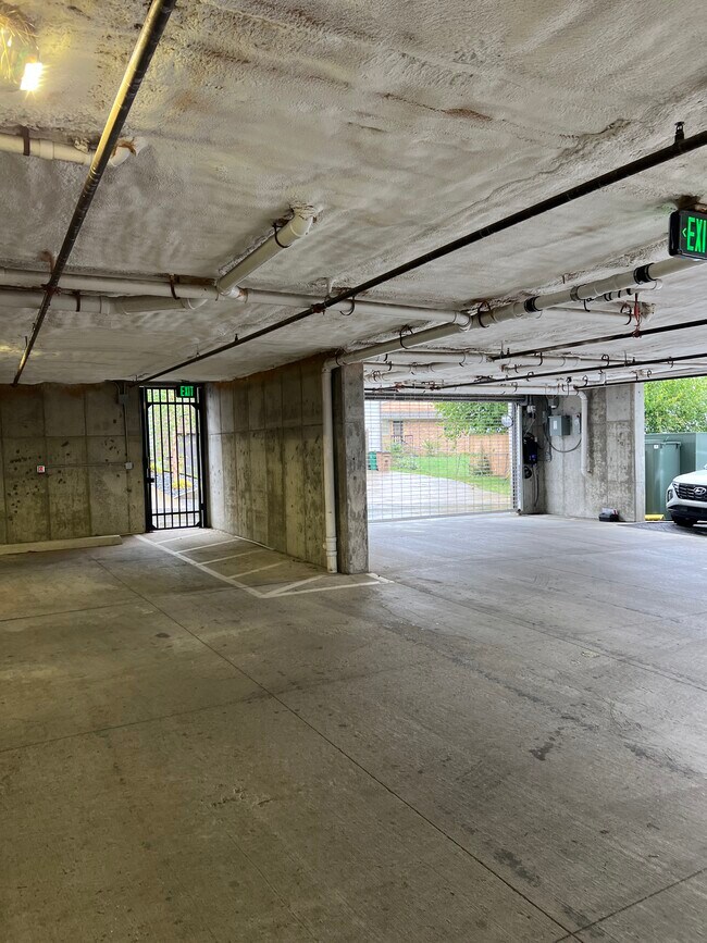 Estacionamiento seguro - 806 Olympic St