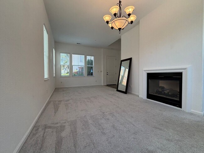 Foto del edificio - Gorgeous 4 Bed, 3 Bath in Brentwood