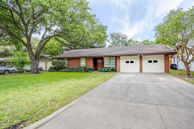 Building Photo - 8939 Altamont Dr