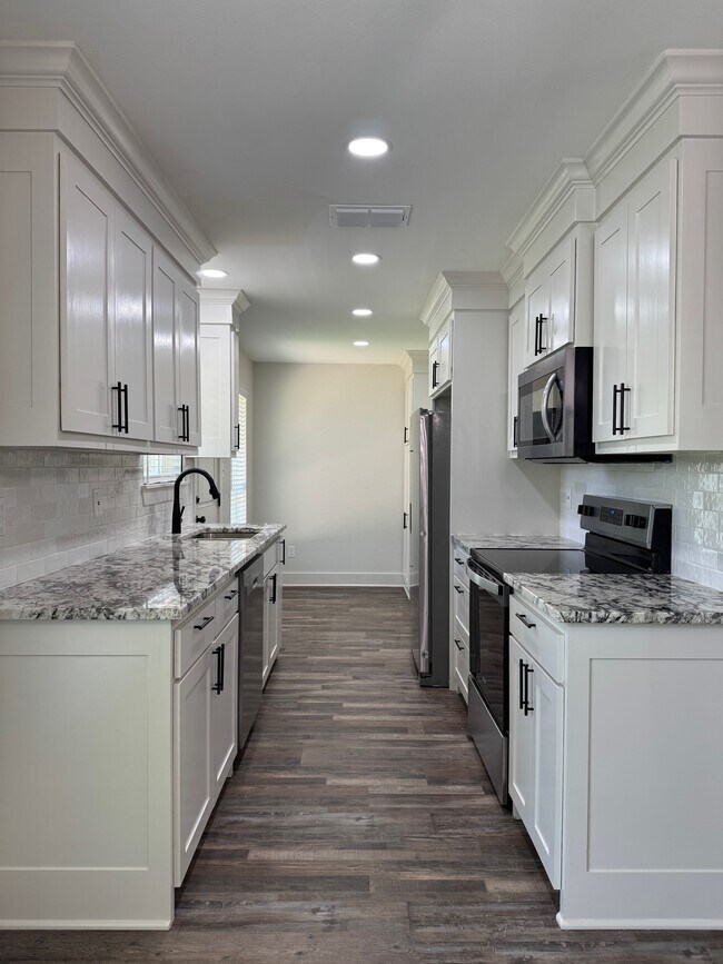 Building Photo - 302 Woodhaven Dr