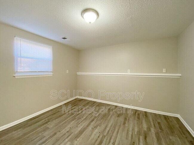 Building Photo - 5810 NW Walnut Ct
