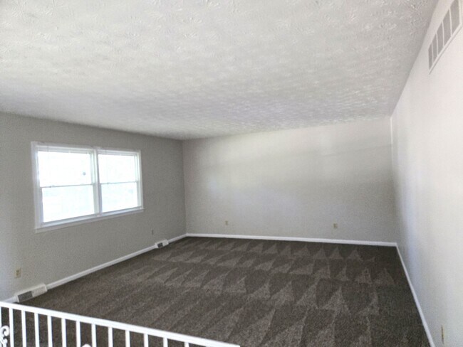 Foto del edificio - Spacious Split Level In Gainesway   251113