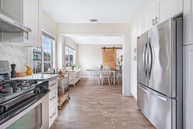 Foto del edificio - A beautiful  home in North Hollywood is no...