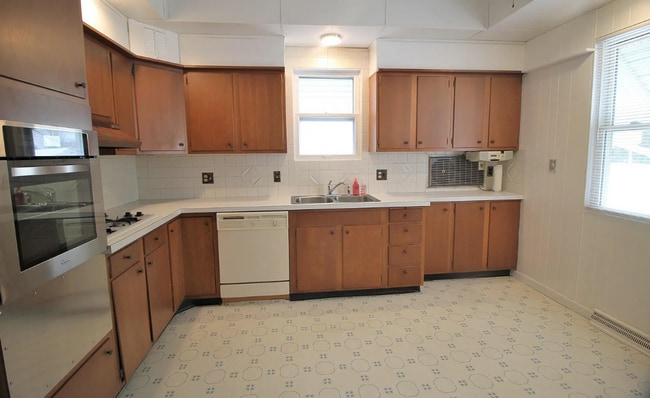 Building Photo - Spacious updated 4 bed 2 bath home in the heart of Rock Island!