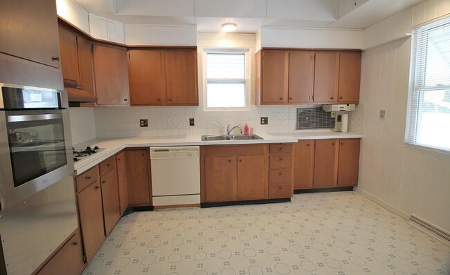 Foto del edificio - Spacious updated 4 bed 2 bath home in the heart of Rock Island!