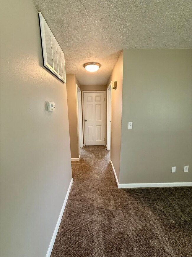 Foto del edificio - Move-In Ready 2BR in Kettering | Granite Counters + New Carpet