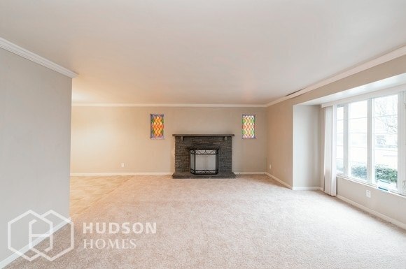 Building Photo - AVAILABLE NOW! - 238 Crestview Dr, Pittsbu...