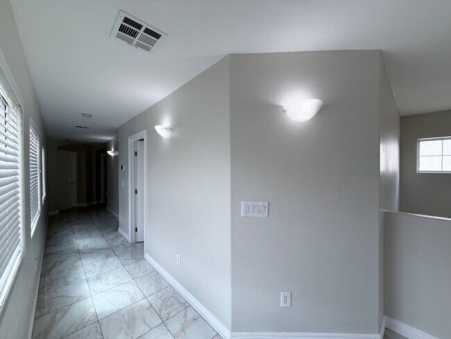 Building Photo - Spacious 3 Bedroom