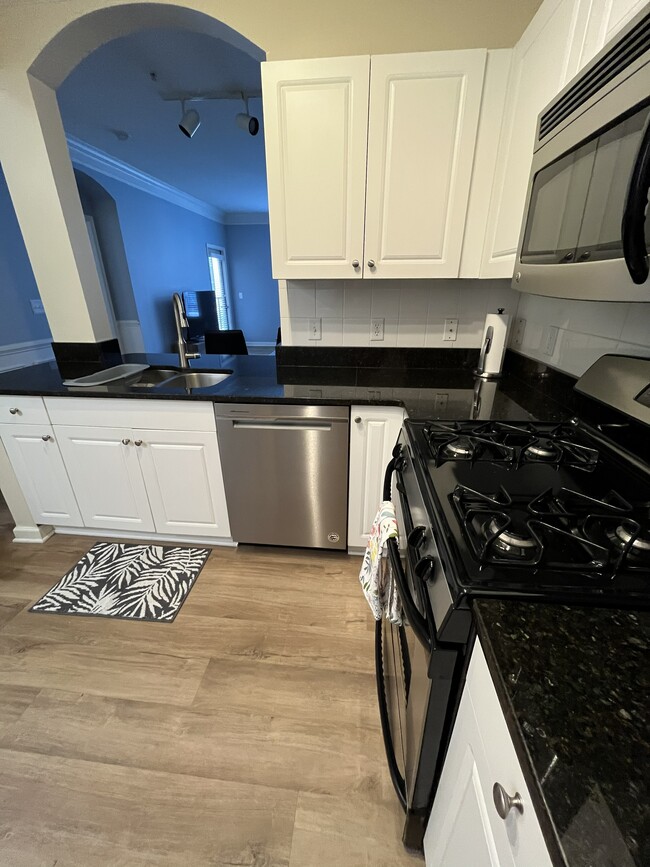 Building Photo - 27 Booth St