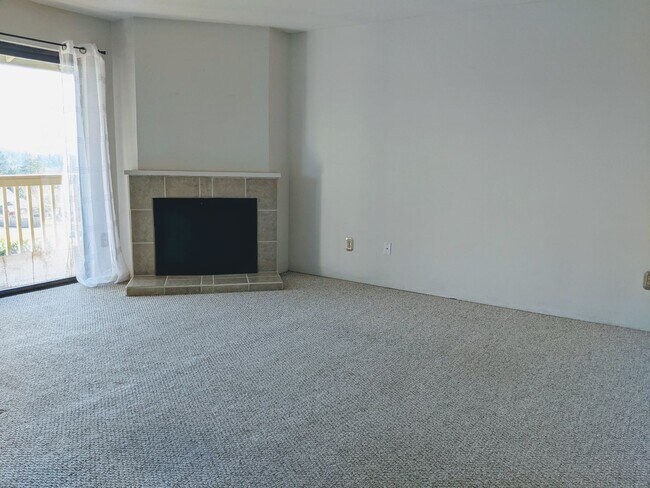 Building Photo - Bright, Cozy condo with gorgeous view!
