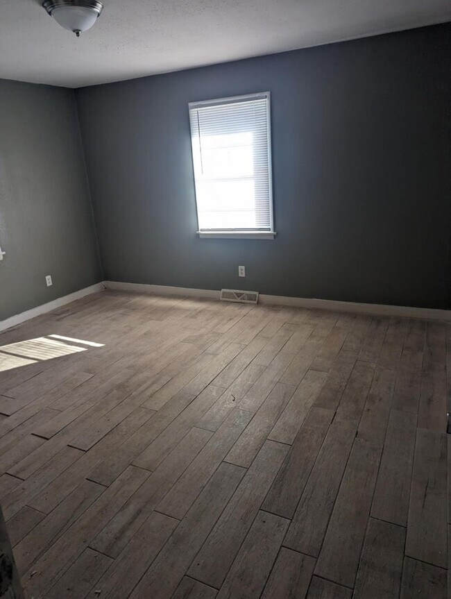 Foto del edificio - COMING SOON! 2 Bedroom, 1 Bathroom Duplex!
