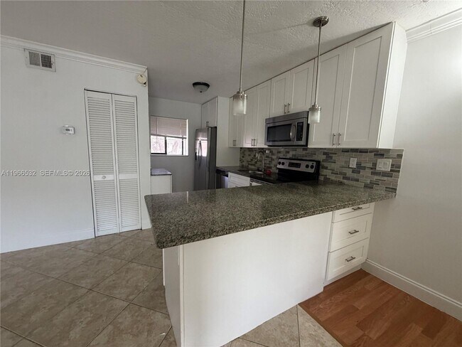 Foto del edificio - 104 Gardens Dr