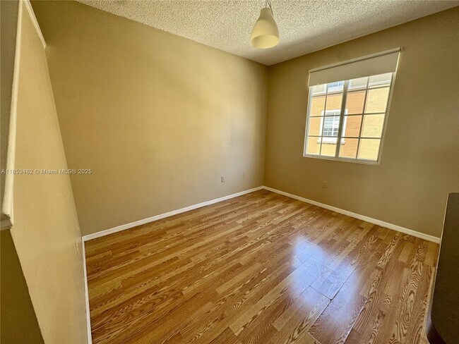 Foto del edificio - 2801 NE 185th St