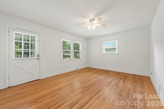 Building Photo - 1129 Eastview Dr