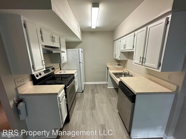 Building Photo - 2 br, 1.5 bath House - 8 Normandy Square C...