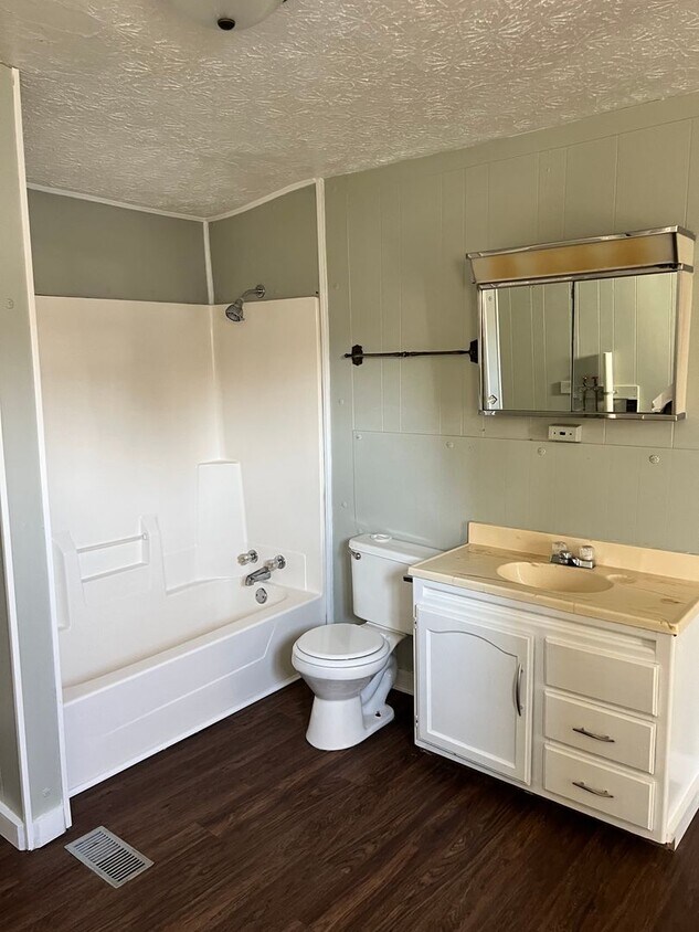 Primary Photo - 3 bedroom 1 bath home!