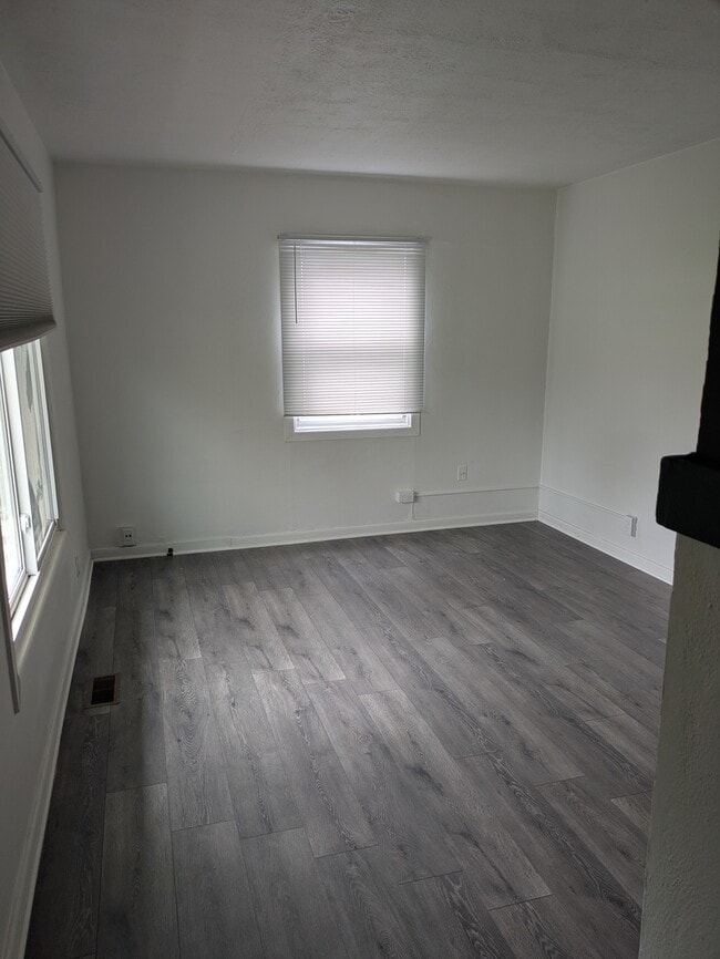 Building Photo - 2107 Elim Ave