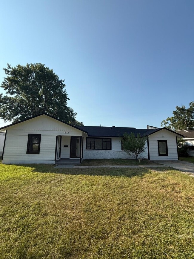 Building Photo - 913 Sunset Dr