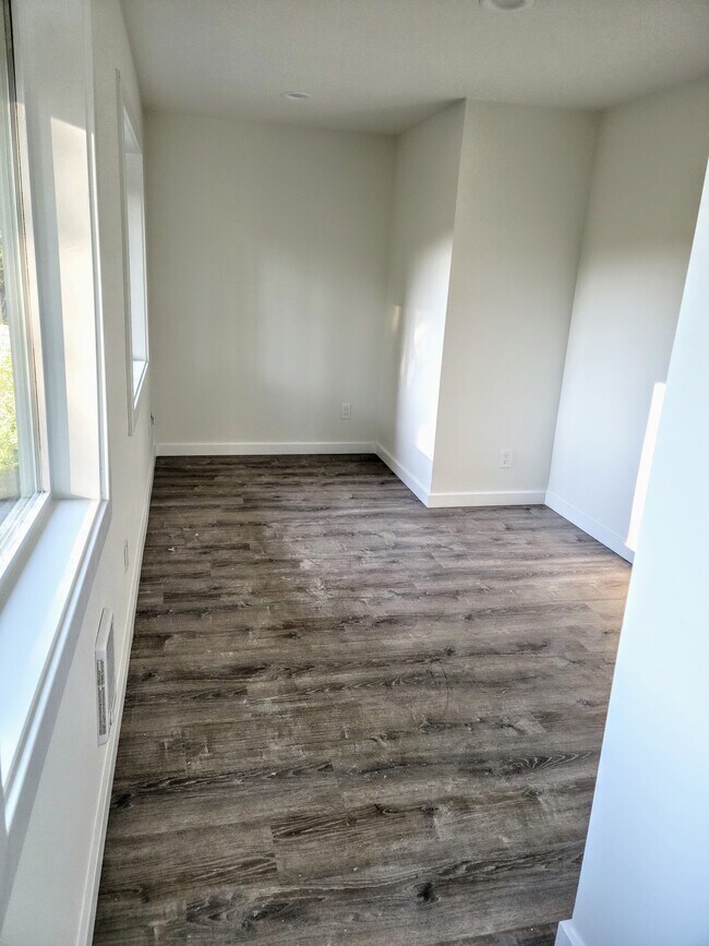 Bedroom is filled with natural light and features a side nook perfect for a small office setup - 19423 SE May Valley Rd