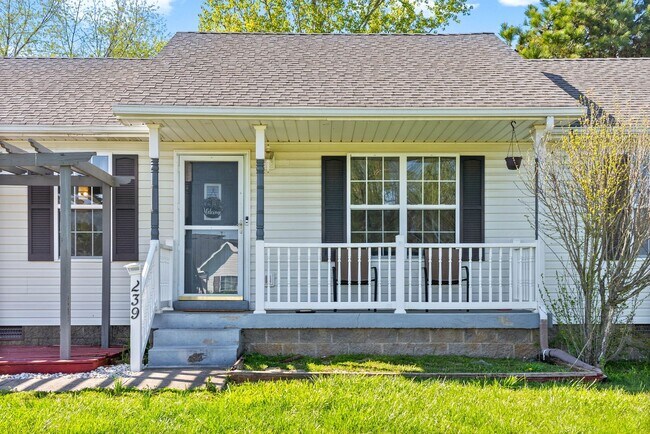 Foto del edificio - 239 Golden Pond Ave