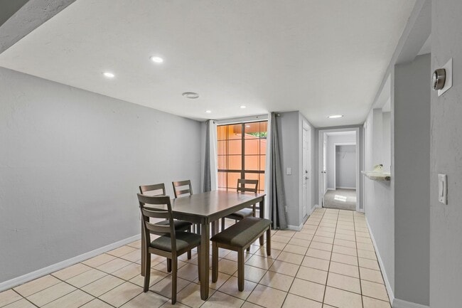 Building Photo - 3 Bedroom 3 Bath in Rockwood Villas