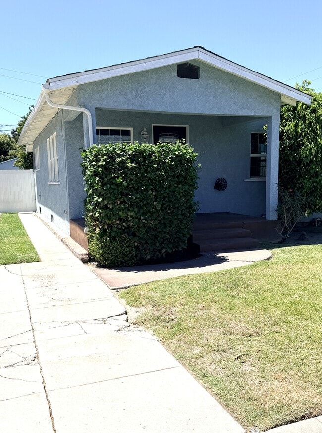 Photo - 9719 Mallison Ave (South Gate, CA) House