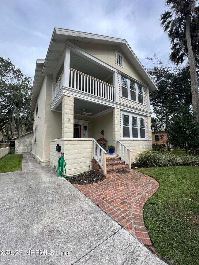 Building Photo - 305 St George St