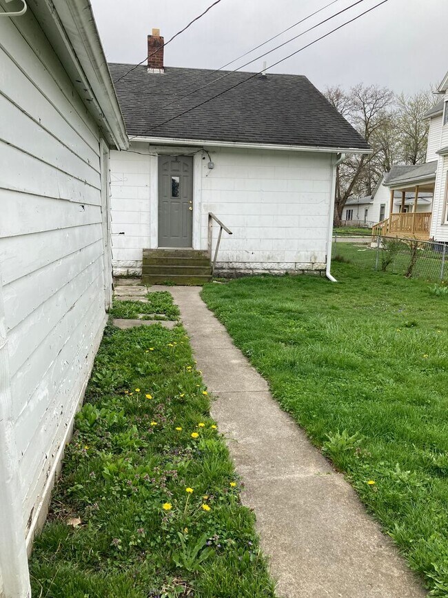Building Photo - 2 bedroom house with garage, off street pa...