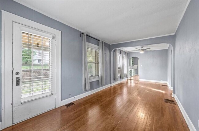 Building Photo - 3 bed 1 bath by ku med