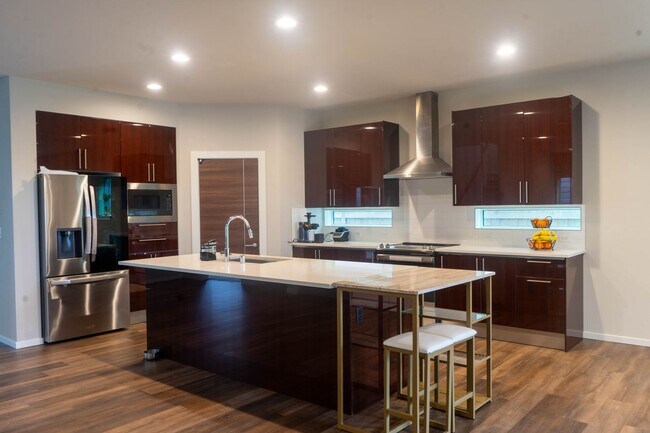 Building Photo - Stunning Black Diamond home-Ten Trails (Pi...