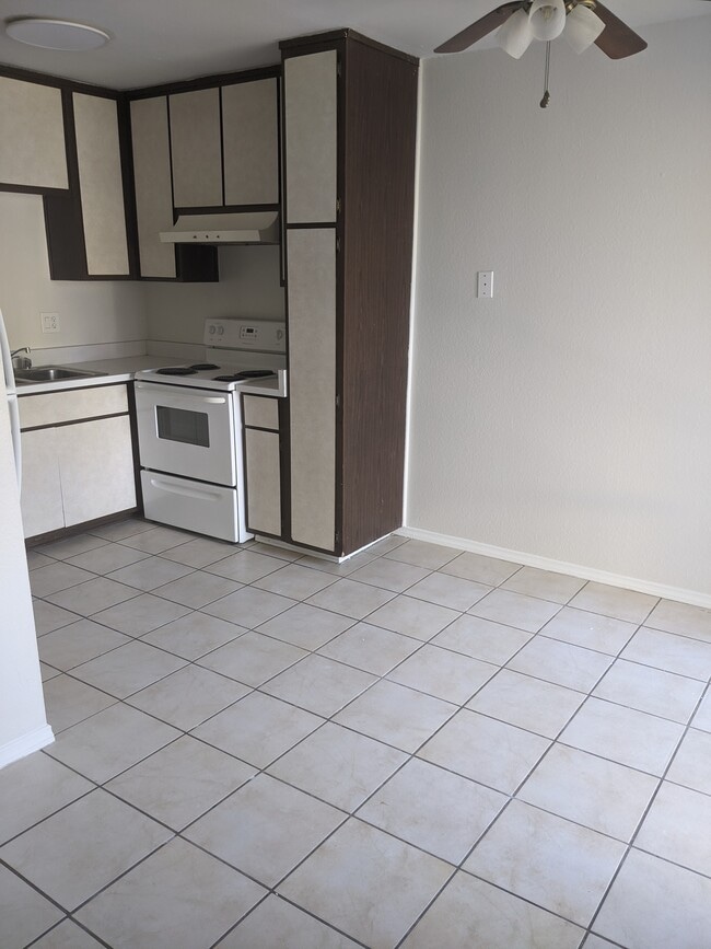 Building Photo - 1811 E Grand Ave