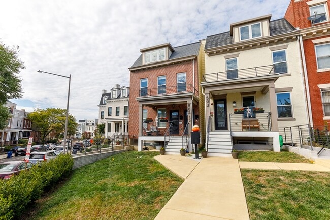 Newer Three Bed-Three Bath Townhouse Condo... - Newer Three Bed-Three Bath Townhouse Condo...