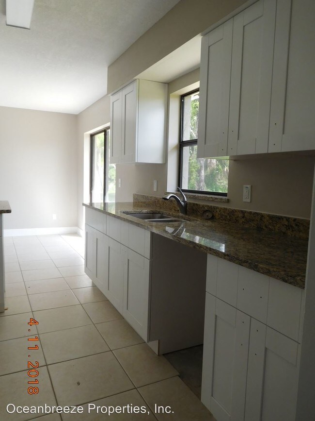 Building Photo - 3319 Pine Tree Dr