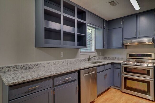 Building Photo - Now Available! 4 bedroom 2 baths