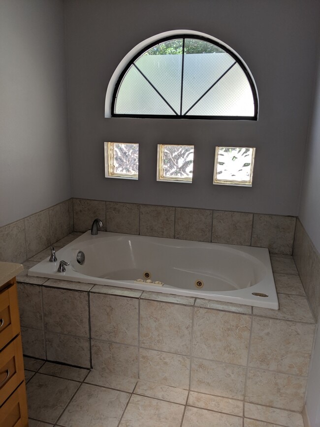Master bathroom - 1638 Mountain View Ave