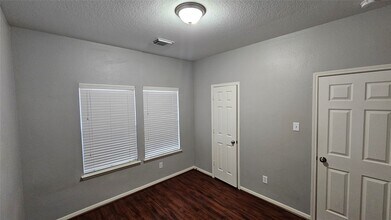 Building Photo - 4014 Mossy Pl Ln