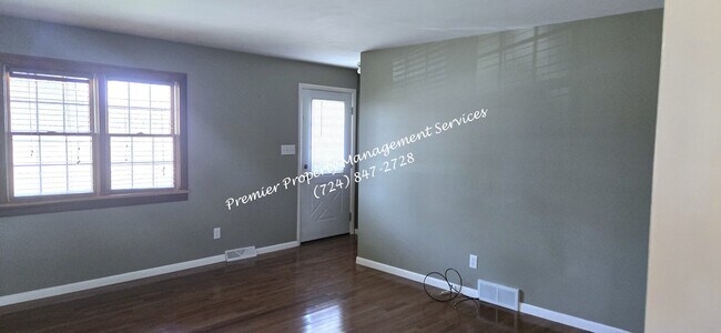 Foto del edificio - 323 Brewster Rd
