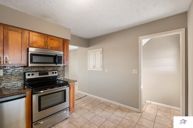 Building Photo - AVAILABLE NOW!