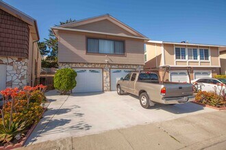 Building Photo - 52 Camelot Ct