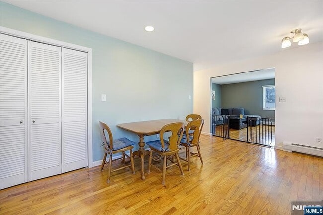 Building Photo - 260 Garibaldi Ave