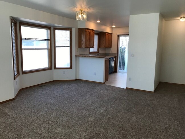 Building Photo - Adorable Well-Cared-For Duplex w/ Garage & Manicured Backyard!