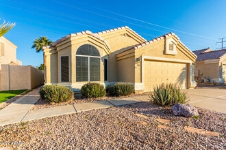 Building Photo - 525 N Val Vista Dr