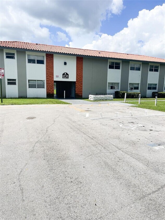 1201 SW 50th Ave Unit 104, North Lauderdale, FL 33068 Condo for Rent