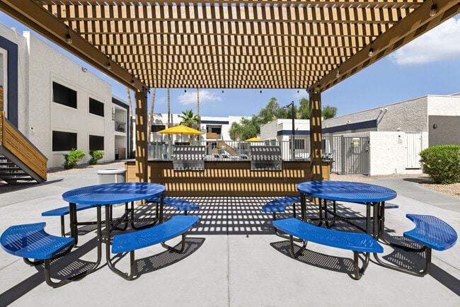 Building Photo - Celeste Glendale