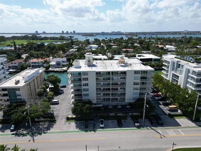 Foto del edificio - 9500 W Bay Harbor Dr